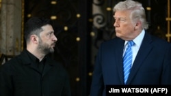 АҚШ президенті Дональд Трамп (оң жақта) пен Украина президенті Владимир Зеленский. Флорида, АҚШ, 28 желтоқсан, 2025 жыл