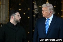 Președintele american, Donald Trump, îl întâmpină la Mar-a-Lago pe Volodimir Zelenski, președintele Ucrainei, pe 28 decembrie 2025.