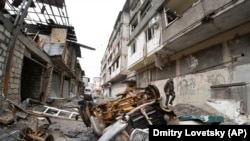 НАГОРНО-КАРАБАХ - Маж оди низ дворот на станбена зграда оштетена од гранатирање од артилеријата на Азербејџан, 7 октомври 2020 година