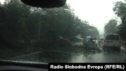 Невреме го погоди Скопје. Паднато дрво на булеварот Илинденска. 