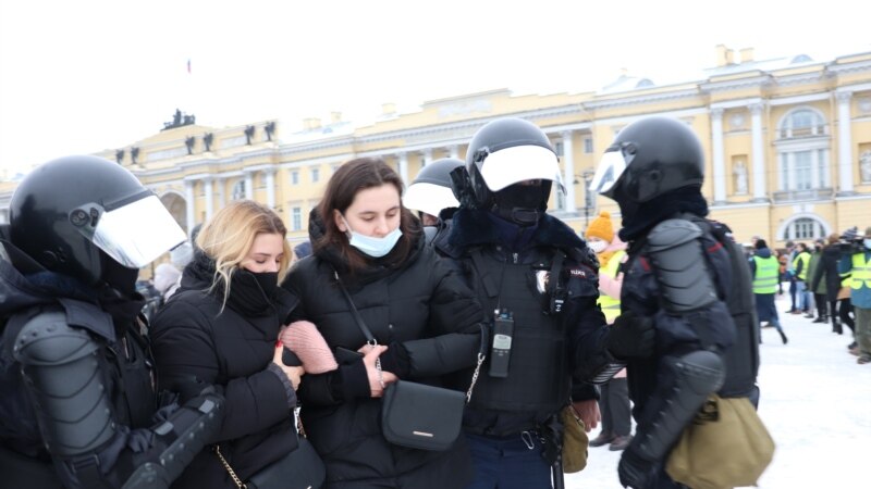 Петербургский ПЕН-клуб назвал реакцию властей на протесты неадекватной