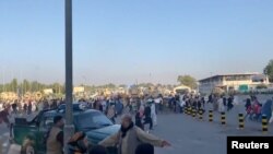 Ljudi trče prema terminalu aerodroma u Kabulu, 16. augusta 2021. 