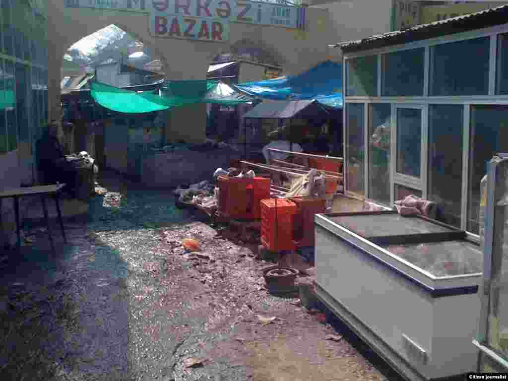 Mərkəzi bazarda "adam azar" - R&ouml;vşən adlı internet istifadə&ccedil;imiz fotonu rayonlardan birinin bazarında &ccedil;əkdiyini yazır.
