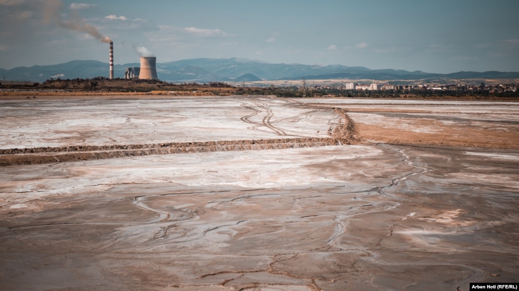 Pavarësisht ndotjes së tokës, ujit dhe ajrit, Kosova A dhe B janë burimi kyç për energji në Kosovë. Këto termocentrale prodhojnë rreth 90 për qind të rrymës që konsumohet. Pjesa tjetër mbulohet nga importi dhe një pjesë shumë e vogël nga energjia e ripërtërishme. 