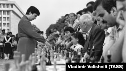 Нона Гаприндашвили во время сеанса одновременной игры, 1987 год