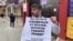 "Пока минздрав не извинится". В Дагестане врач проводит пикет