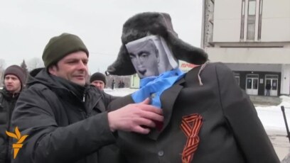 Ukrainian Protesters Burn Effigy Of Putin