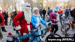 Деды Морозы на велосипедах прокатились по Симферополю