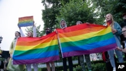 Сьцягі LGBTQ+ на акцыі ў Расеі. Ілюстрацыйнае фота