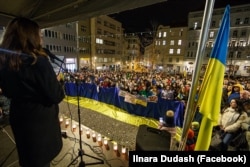 Ільнара під час мітингу на підтримку України