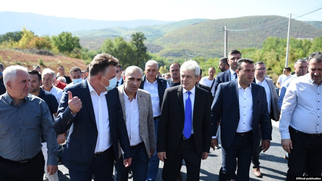 Сарај- премиерот Зоран Заев, градоначалниците на Скопје и Сарај Петре Шилегов и Блерим Беџети на увид во изградба на пат во селото Бојане