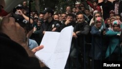 Біля лікарні в місті Сома зачитують списки врятованих, фото 14 травня 2014 року