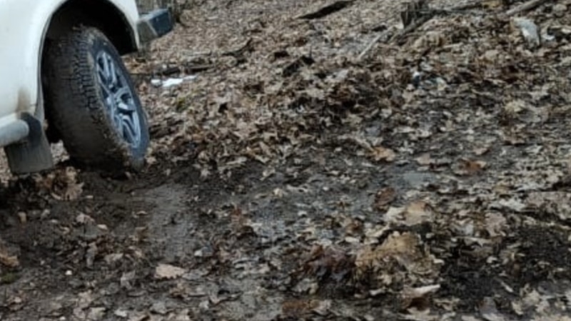 В грязи возле озера в Сакском районе застрял автомобиль – спасатели