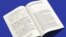 Разварот кнігі «Сваё» — беларускага перакладу мэмураў Марка Шагала, зробленага Сяргеем Шупам