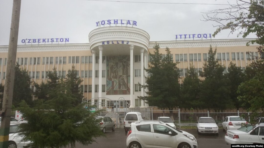Ёшлар Иттифоқининг Жиззах вилояти кенгаши шу бинода жойлашган.