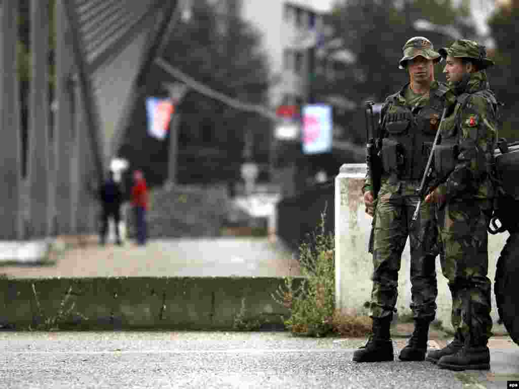 Kosovo - Portugalski vojnici u NATO snagama patroliraju u Mitrovici, 20.09.2011. Foto: EPA / Valdrin Xhemaj 