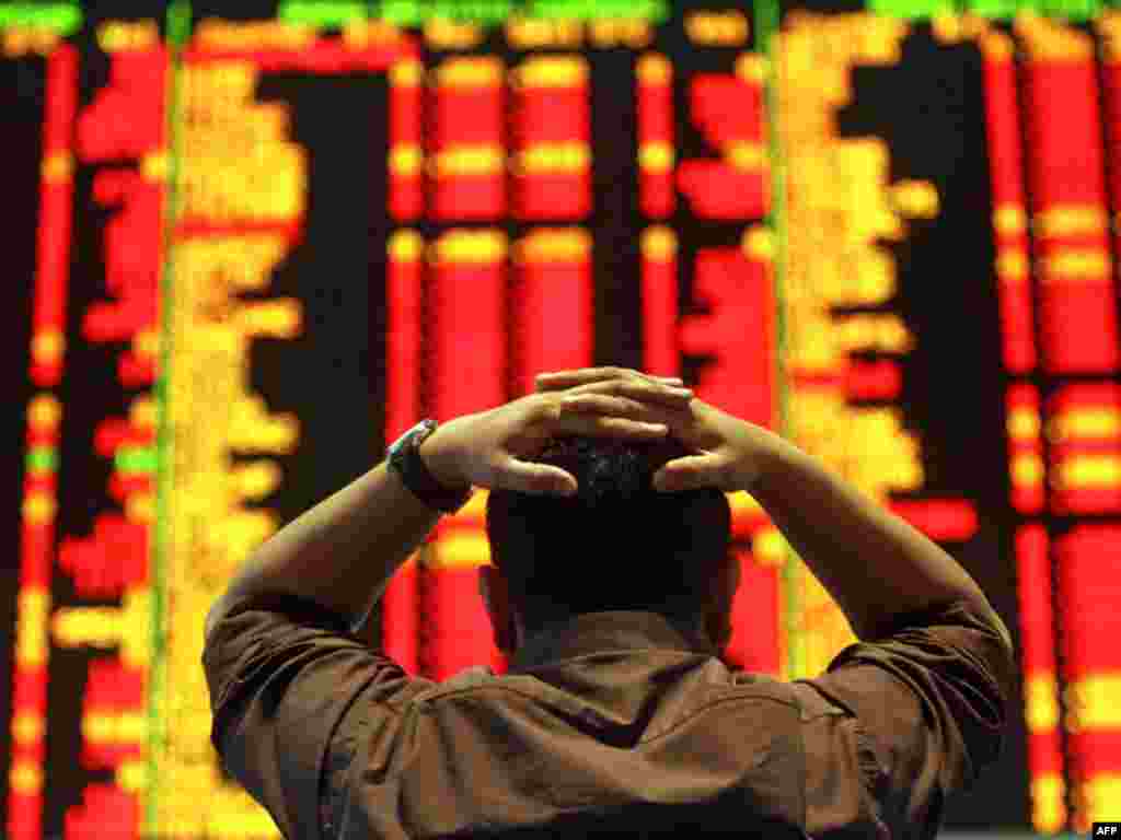 Global financial crisis. - In Malaysia, a trader looks on in despair at the stock index as the world economy and financial markets continue to fall. 18 September 2008 