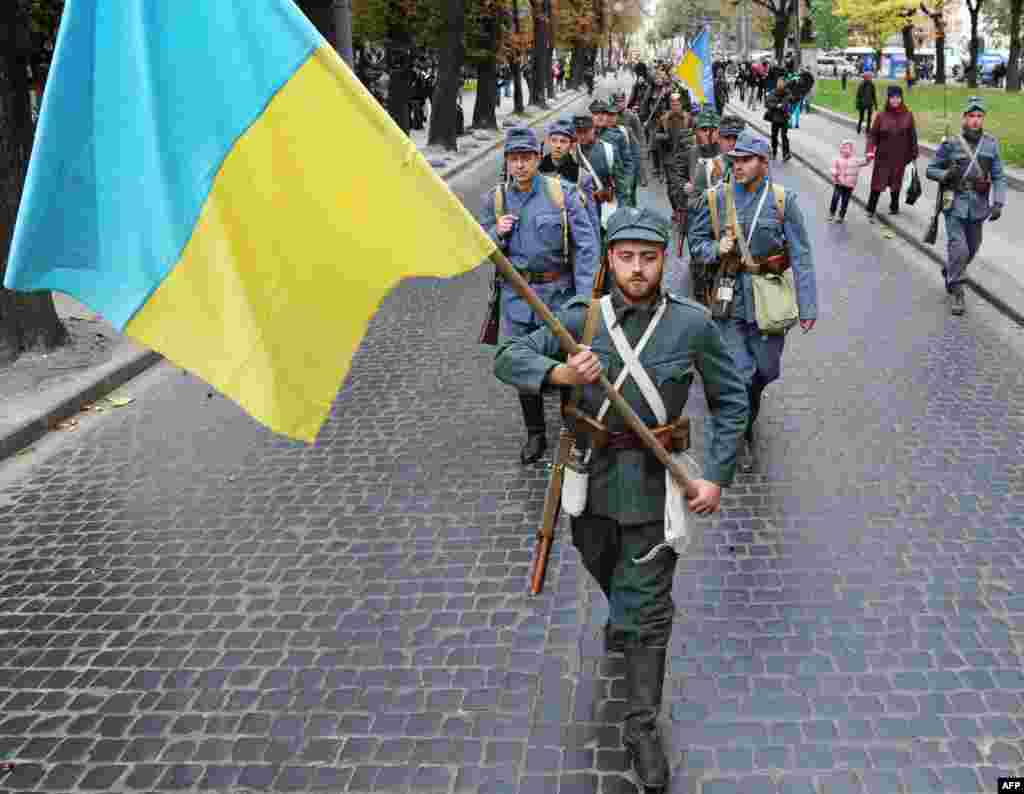 В неділю Львовом пройшов Марш слави захисників Руси-України в якому взяли участь представники військово-історичних клубів одягнені в стрій воїнів княжої доби, козацького війська, легіону Українських Січових Стрільців, війська Української Народної Республіки, Галицької Армії, гайдамаків УНР, Української Повстанської Армії, а також українських вояків російсько-української війни 2014-2015 років. Львів, 12 жовтня 2015 року