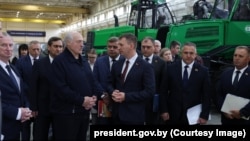 Падчас наведваньня Аляксандрам Лукашэнкам нацыяналізаванага прадпрыемства «Амкадор», 25 верасьня 2026 году 