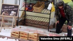 Vânzător de mere la Briceni. Printre cele mai exportate produse moldovene sunt fructele proaspete
