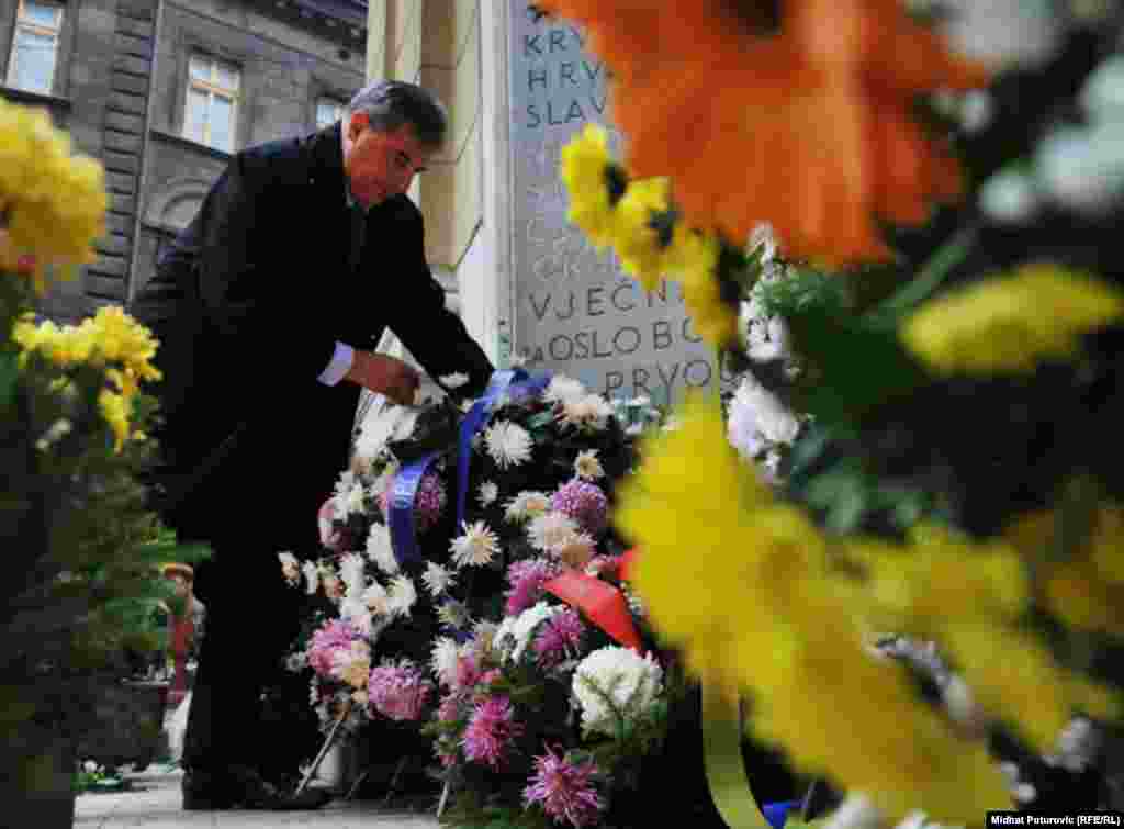 Polaganje cvijeća na spomen obilježje Vječna vatra, Sarajevo, 25.11.2011. 