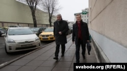 Аляксандар Мілінкевіч і Віталь Рымашэўскі ідуць на сустрэчу з пасолом Ізраіля Іосіфам Шагалам. 