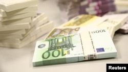 Intrată în Uniunea Europeană în 2007, România a ratat toate țintele de aderare la Zona Euro. Croația urmează să adopte moneda unică după nouă ani de la aderare.