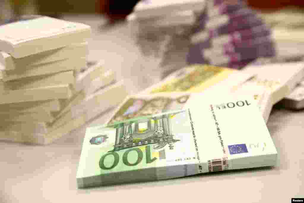 ХРВАТСКА - Хрватскиот премиер Андреј Пленковиќ денеска најави дека од 5 септември годинава цените во продавниците во Хрватска ќе бидат и во куни и во евра. тој ги повика граѓаните кои дома чуваат куни да ги депонираат во банки за да може автоматски да се конвертираат во евра.