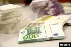 “Uvođenje eura biti će posljednji udar na suverenitet Hrvatske”, kaže ekonomist Ljubo Jurčić (na fotografiji novčanice eura i kune