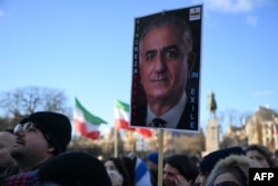  Протестиращ в Париж носи афиш с надпис 