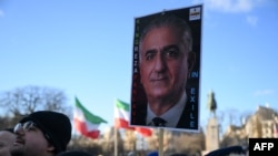 Portretul liderului opoziției iraniene, fiul ultimului șah al Iranului, Reza Pahlavi, în timpul unei demonstrații de solidaritate cu protestatarii iranieni, la Paris, pe 4 ianuarie 2026.