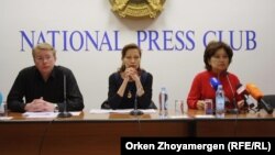 Матаевтардың адвокаттары Андрей Петров пен Мадина Бакиева және қоғамдық қорғаушысы Жұмабике Жүнісова баспасөз жиынында. Астана, 28 қыркүйек 2016 жыл.