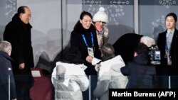 Түштүк Кореянын президенти Мун Чжэ Ин менен Түндүк Кореянын лидери Ким Чен Ындын карындашы Ким Ё Чжон кол алышууда. 9-февраль
