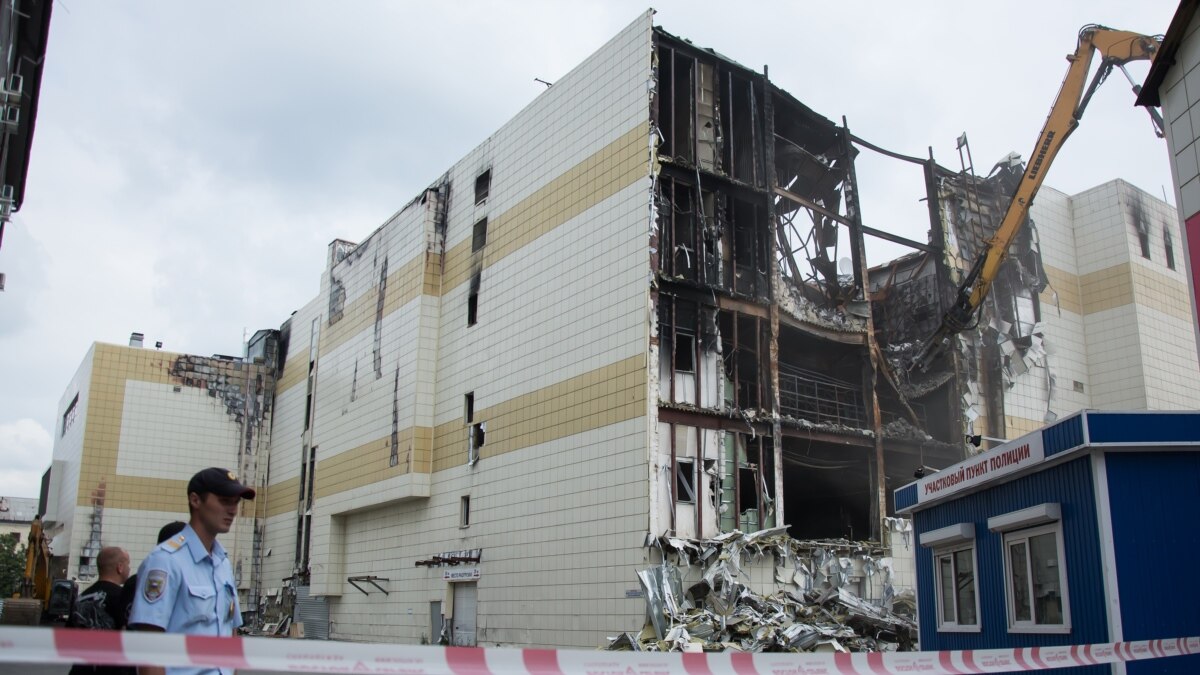 Тц вишня сейчас. Тц зимняя вишня кемерово. Зимняя вишня торговый центр в кемерово. Тц зимняя вишня кемерово снесли. Тц вишня сейчас.