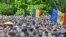 Десятки тысяч людей собрались в воскресенье в центре молдавской столицы