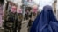 Talibanın təhlükəsizlik xidmətinin əməkdaşları və burka geyinmiş əfqan qadını