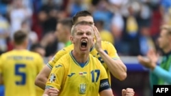 Kapiteni i Kombëtares së Ukrainës, Oleksandr Zinchenko, e feston fitoren e Ukrainës kundër Sllovakisë në Grupin E të Kampionatit Evropian në Dueseldorf, Gjermani, 21 qershor.