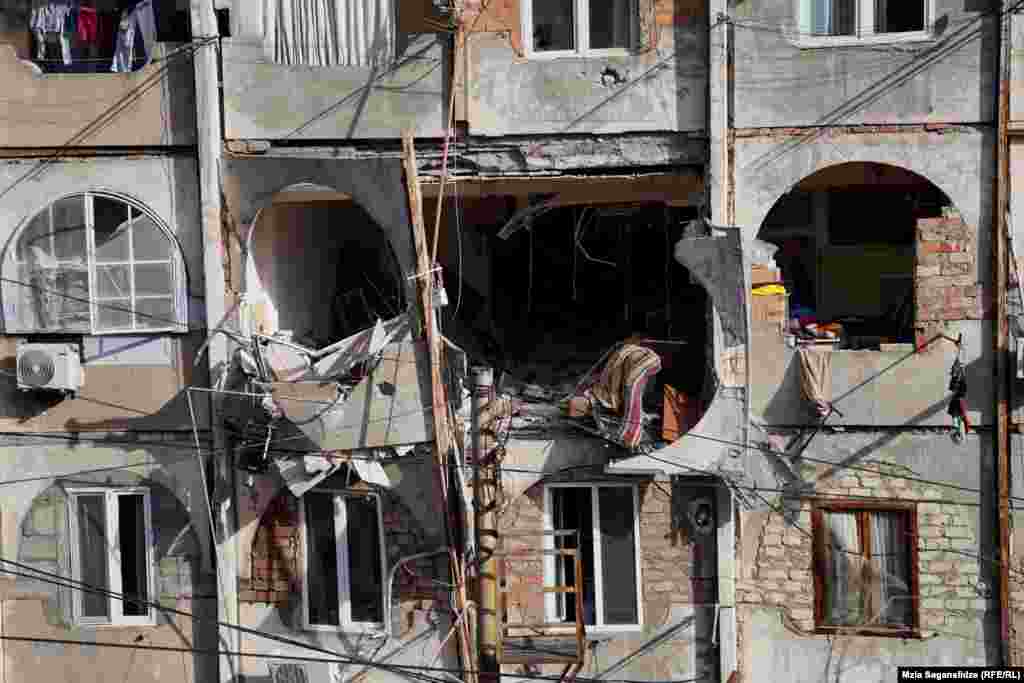 14 იანვარი, თბილისი - ორთაჭალაში გაზი აფეთქდა 9-სართულიან კორპუსში, სადაც აფხაზეთიდან დევნილი 107 ოჯახი ცხოვრობს. დაიღუპა ერთი და დაშავდა სამი მცხოვრები.ფოტო: მზია საგანელიძე