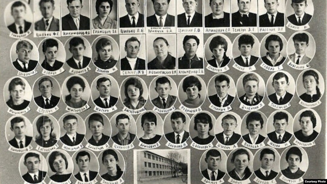 На выпускным фота Сьвятлана Алексіевіч другая зьлева ў ніжнім шэрагу