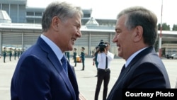 Özbegistanyň prezidenti Şawkat Mirziýoýew (sagda) we gyrgyz lideri Almazbek Atambaýew. Gyrgyzystan. 6-njy sentýabr, 2017 ý.