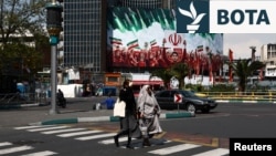Gra iraniane duke kaluar rrugën në Teheran, teksa konflikti SHBA-Izrael kundër Iranit po vazhdon. 1 prill 2026. 