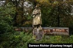 Rozsokha, Ukrajina. Šezdeset i osam muškaraca iz ovog sela umrlo je boreći se u ratu. Ovaj spomenik sagrađen je nad masovnom grobnicom za one koji su ovdje umrli. Natpis iza statue glasi: "Niko nije zaboravljen, ništa nije zaboravljeno.""