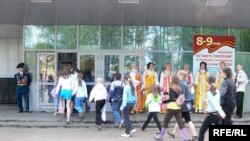 Олысы да, кечесе бассейнга агылды.