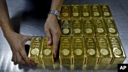 Золотые слитки, иллюстративное фото