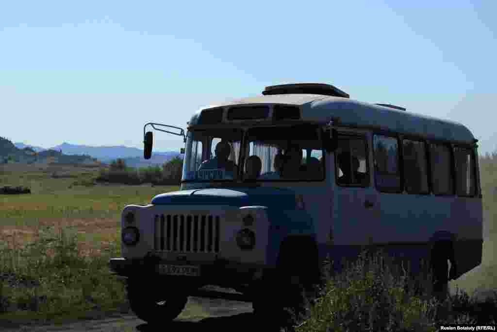 Баянауыл ұлттық паркінде туристерді экскурсияға тасып жүрген автобус.