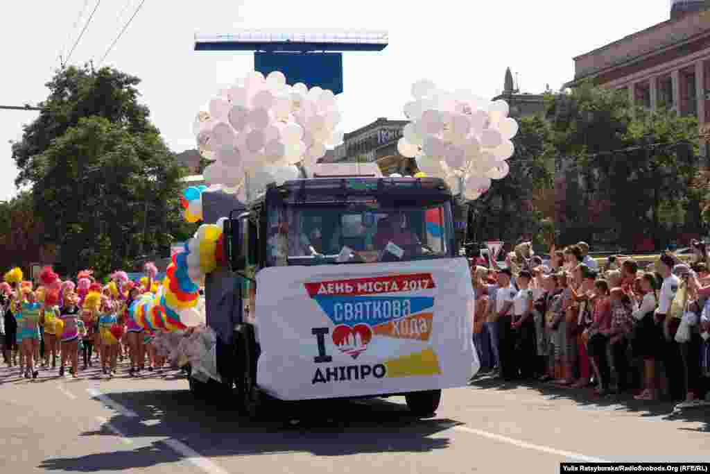 У святковій ході люди й автівки