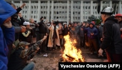 Нааразылыкка чыккандар Ак үйдүн алдында 6-октябрь, 2020-жыл.