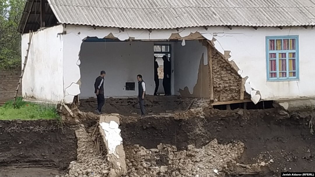 Сел жууп кеткен үй. Лейлек району. 3-май, 2020-жыл. Иллюстрациялык сүрөт.