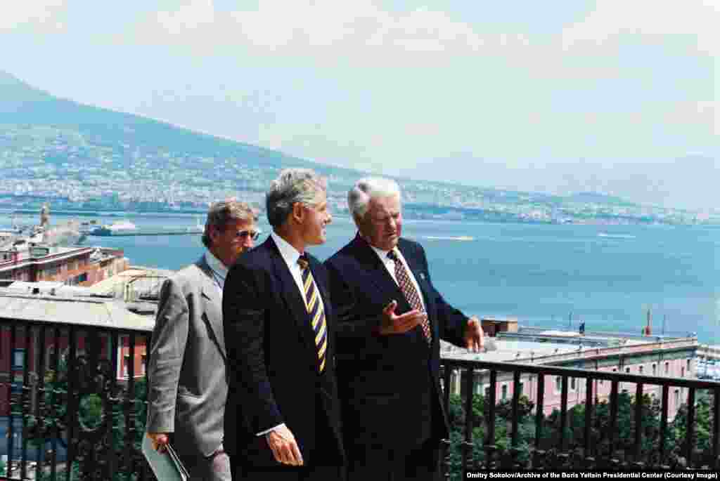 Ельцин АҚШ президенті Билл Клинтонмен бірге Неаполь қаласында серуендеп жүр. Италия, 1994 жылғы шілде айы.