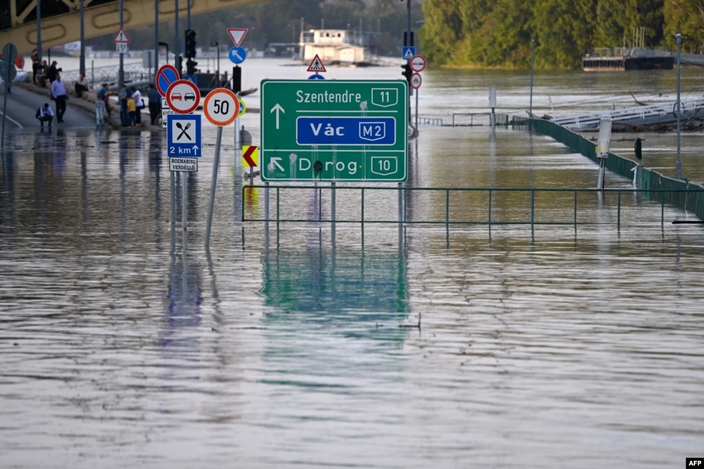 18 septembrie 2024: Fluviul Dunărea inundă malurile în apropierea Podului Margareta din Budapesta